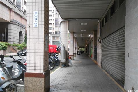 住家騎樓可以停車嗎|騎樓到底可不可以停機車？多數台灣人都疑惑的爭議問。